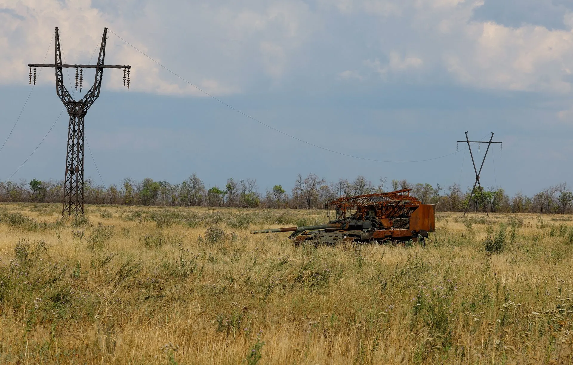 На фотографії зображено знищений танк поблизу міста Курахове під час російсько-українського конфлікту в Донецькій області, контрольованій Росією частині України, 18 липня 2025 року.
